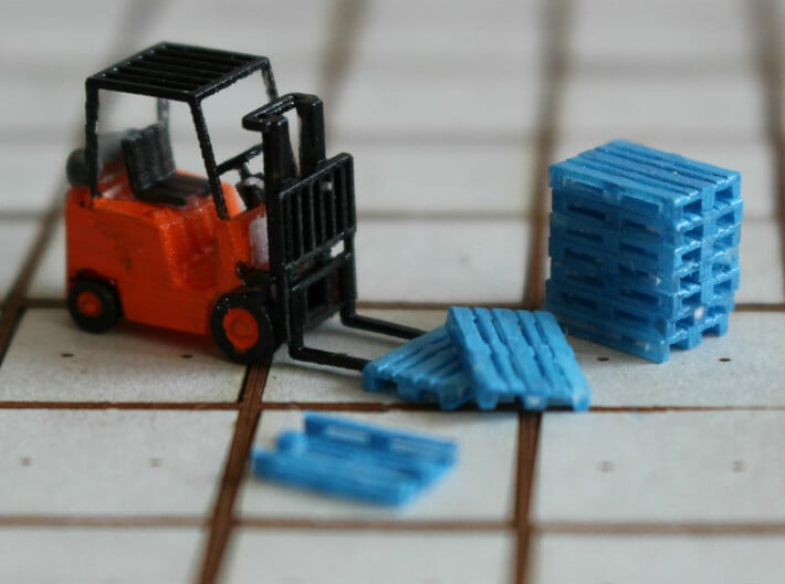 N Scale Pallets V2 52pc 3d printed Fork lift driver had an oops moment. Painted pallets in Frosted Ultra Detail. Yale fork lift by Wuttermelon. In this version there is no plank on the bottom so all forklifts and pallet jacks can pick these up.