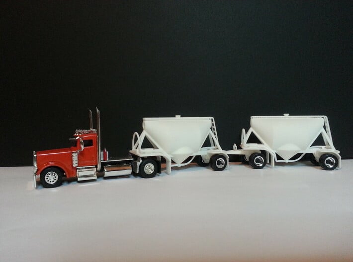 HO 1/87 Shorty Dry Bulk Trailer 07a (no dolly) 3d printed Mike Ozosky's models ready for the paint shop. Note, Mike has replaced the wheels. The 'end-caps' (supplied under the front mud-guards)have yet to be fitted.