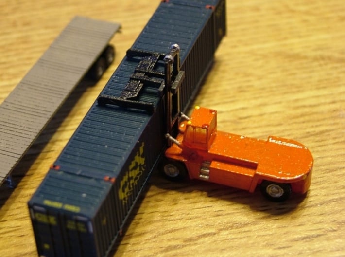 Terex FDC250 Container Lift - Zscale 3d printed Painting and Photo by Walt Smith