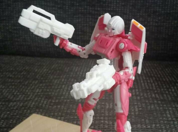 "LOCKOUT" Transformers Weapons Set (5mm post) 3d printed (Weapon on the right) Image by Remko. Weapon post modded to fit with MMC Azalea.
