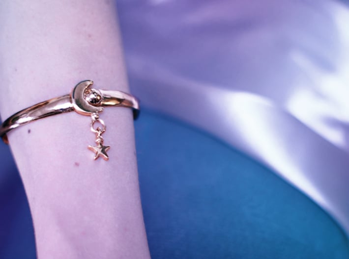 ANDROMEDA ARM CUFF 3d printed THE WEARER WILL CHARM EVERY PERSON THEY MESSAGE, MAKING GHOSTING IMPOSSIBLE. 