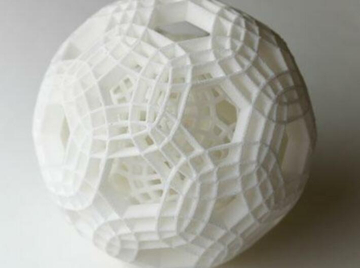 Sphere with two loose layers inside 3d printed Description
