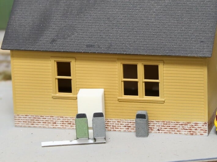 HO Scale Urban / Park Trash Cans- set of 4 3d printed 2 still on sprue, one cut away