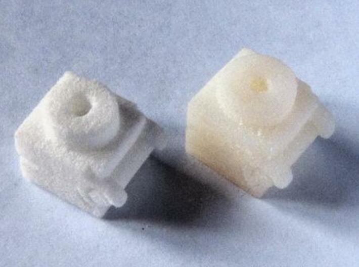 Bisagra 1 3d printed White Strong & Flexible (left), White Detail (right)