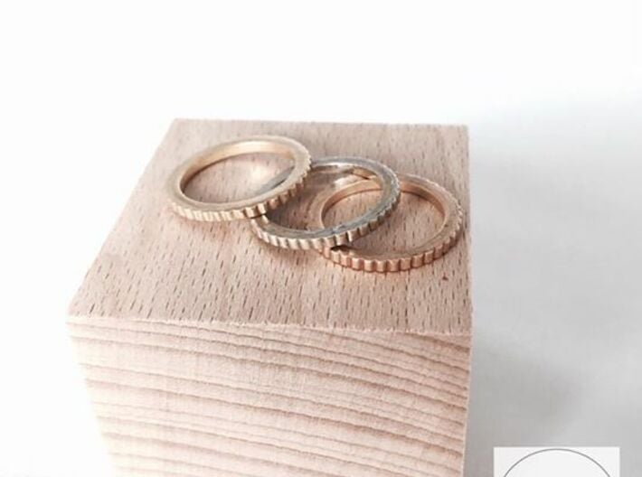Ingranaggi Ring M/L 18mm 3d printed Only for Photo purposes 3 rings are shown: Gold Yellow, Rose & Rhodium Plated