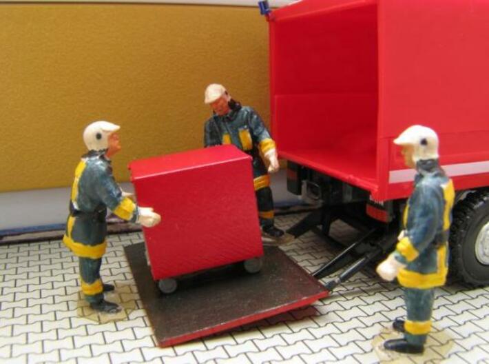 HO/1:87 Fire extinguisher container kit 3d printed Painted & assembled diorama (figures & truck not included)