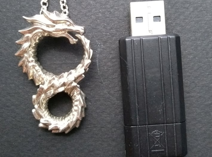 Ouroboros Pendant (Altered Carbon) 3d printed Comparison to standard USB stick