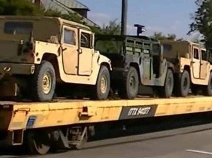 M966wTow 160 scale 3d printed 5 Humvees can be loaded on 85< flatcar