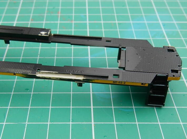 HO scale 1:87 CSX SD40-3 Wabtec Cab 3d printed Frame showing notch cut out for battery cover hinge.