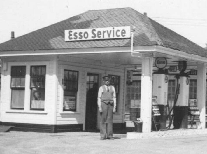 Quig's Esso Main Building HO Scale 3d printed This is the only picture I have of the original