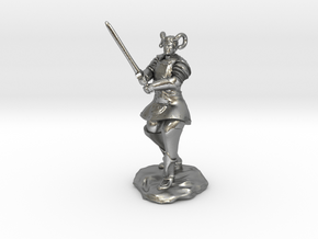 Tiefling Paladin in Platemail with Greatsword in Natural Silver