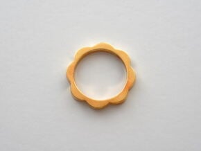 Flower Power Ring S/M 17mm in Polished Brass