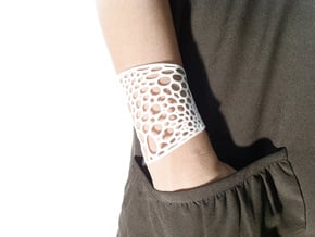 Voronoi bracelet #2 (LARGE) in White Natural Versatile Plastic