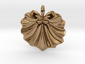 Seashell Fan Pendant in Polished Brass