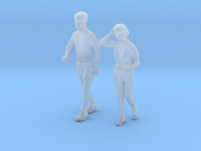 1/87 Man and Lady Walking to Gym in Tan Fine Detail Plastic