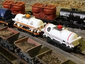 2x N Gauge 14T Chlorine Tanks in Tan Fine Detail Plastic