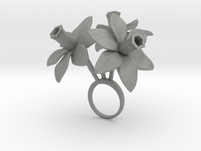 Ring with three large flowers of thee Daffodil in Gray PA12: 5.75 / 50.875