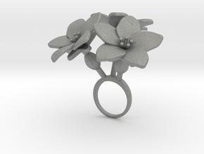 Ring with three large flowers of the Melon in Gray PA12: 5.75 / 50.875