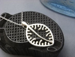 leaf pendant in Natural Silver