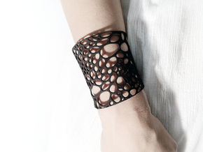 Voronoi bracelet #1 (MEDIUM) in White Natural Versatile Plastic