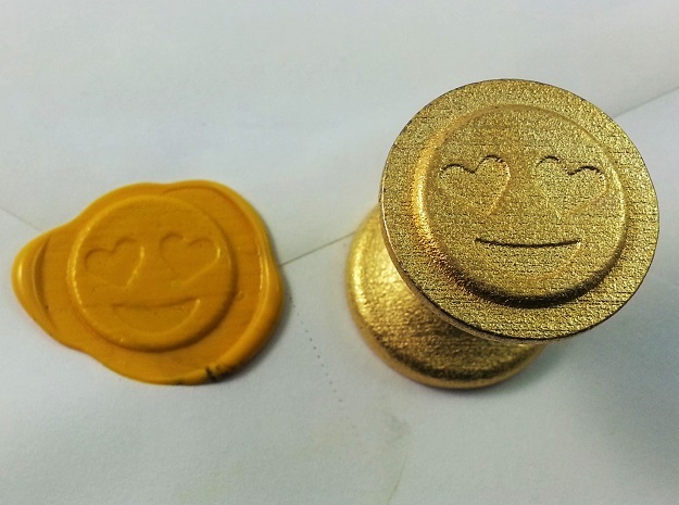 Smiley With Hearts Seal in Polished Gold Steel