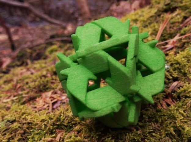 Recycling Sculpture (41mm) in Green Processed Versatile Plastic