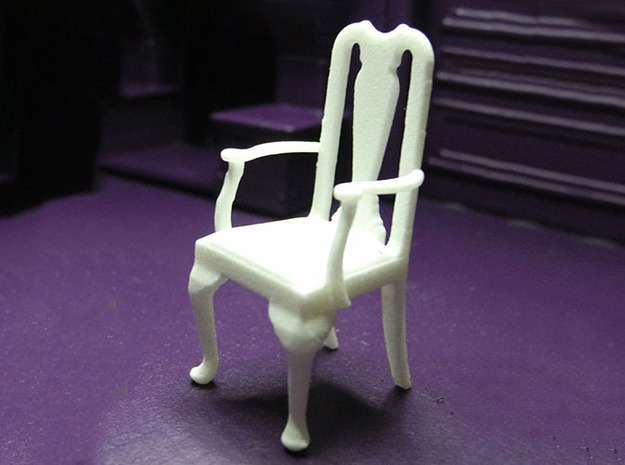 1:24 Queen Anne Chair with Arms in White Natural Versatile Plastic