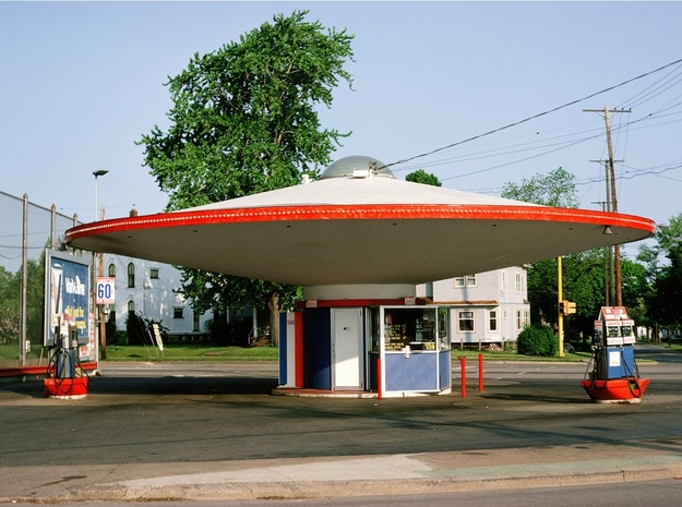 Flying Saucer Gas Station 1-160 in Smooth Fine Detail Plastic