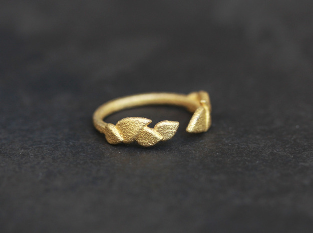 Delicate Leafs Ring in Polished Gold Steel: Medium
