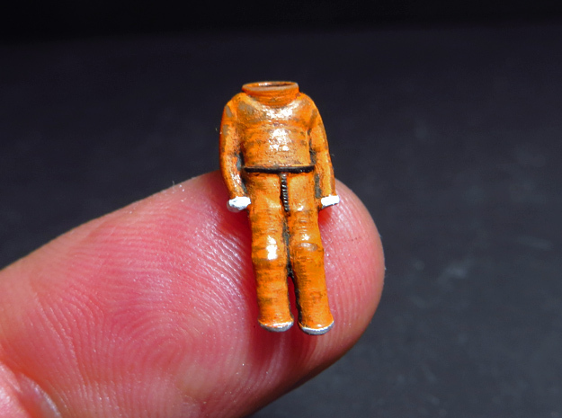SPACE 2999 EAGLE MPC 1/72 ASTRONAUT SUITS HANGING in Tan Fine Detail Plastic