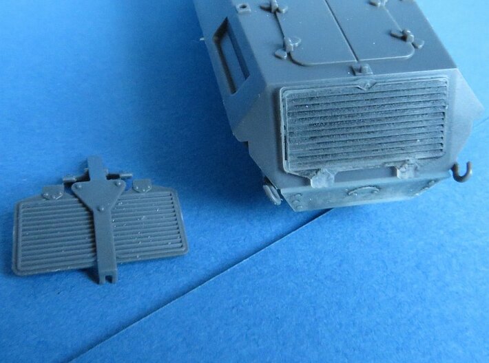 Sd.Kfz.231/232 Set 3d printed The engine grill with the kit part.