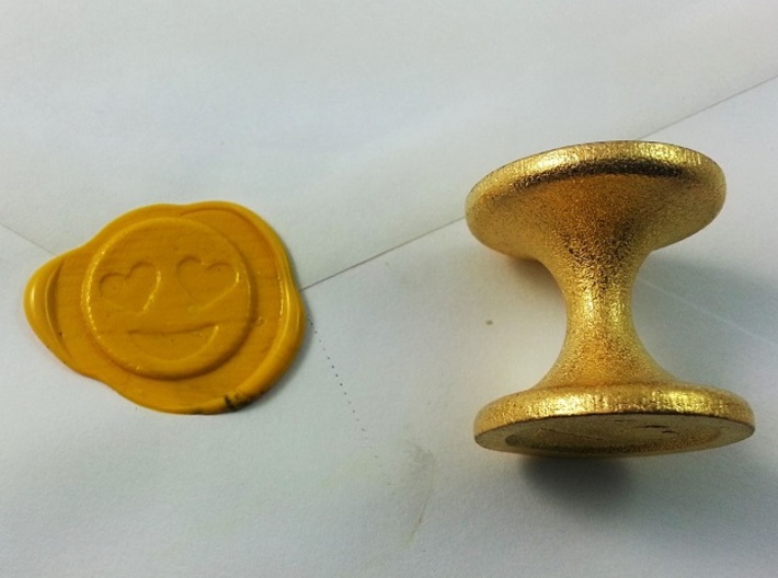 Smiley With Hearts Seal 3d printed Smiley With Hearts Eyes Emoji Seal in Polished Gold Steel