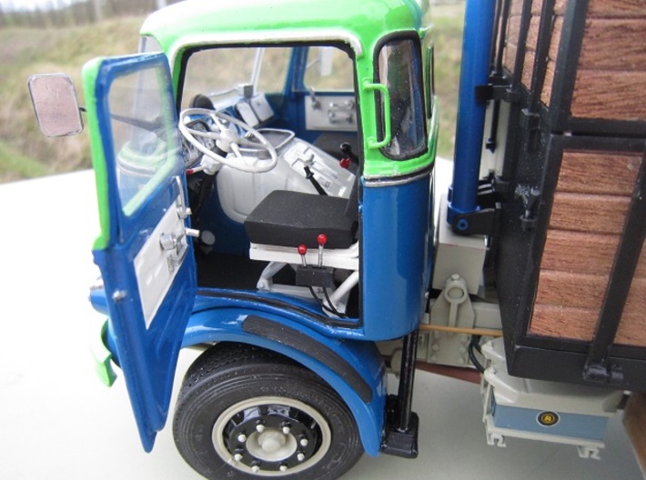 DAF2-JZ-1to24 3d printed Cab converted to have opening doors. With full trimming and working tipper controls ....? 
