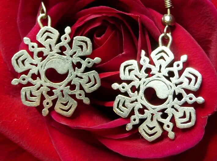 Yin Yang Snowflake Earrings 3d printed Yin Yang Snowflake Earrings in Polished Silver