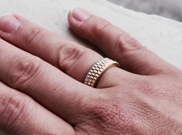 Ingranaggi Ring - XS, S, M, L, XL 3d printed Only for Photo purposes 3 rings are shown: 3 Gold, Rose, Rhodium Plated