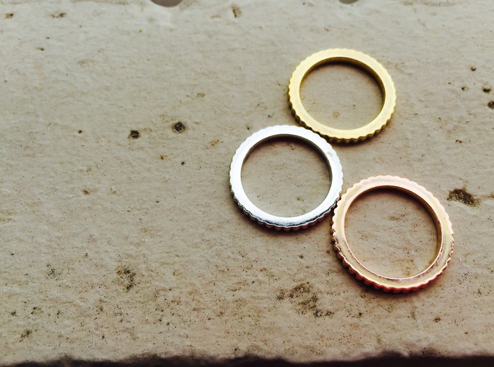 Ingranaggi Ring - XS, S, M, L, XL 3d printed Only for Photo purposes 3 rings are shown: 3 Gold, Rose, Rhodium Plated