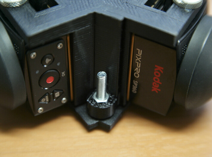 K3CAM-ByALCaudullo 3d printed shows 5x25mm bolt and nut to hold top securely.