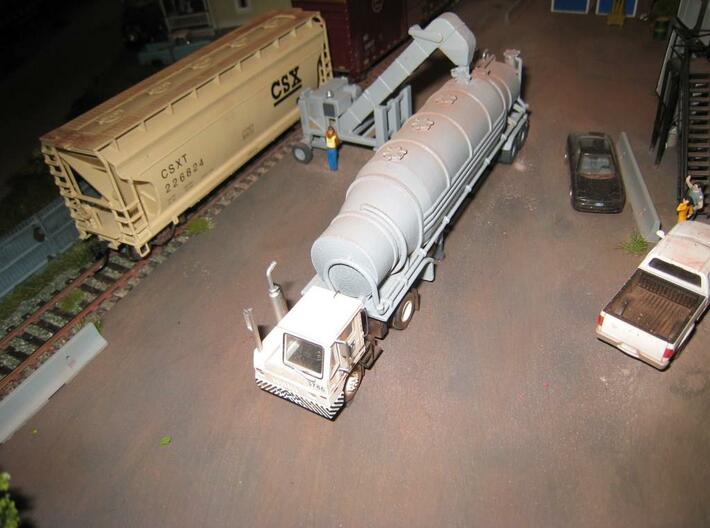 HO 1/87 Conveyor Unloader - Rail Hoppers/Road tank 3d printed Note the modified hatch on one of my dry bulk trailers, positioned so the unloader can fill the tanker. 