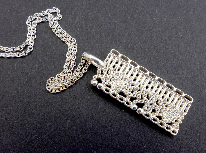 Dicot Leaf Anatomy Pendant 3d printed Dicot leaf anatomy pendant in polished silver