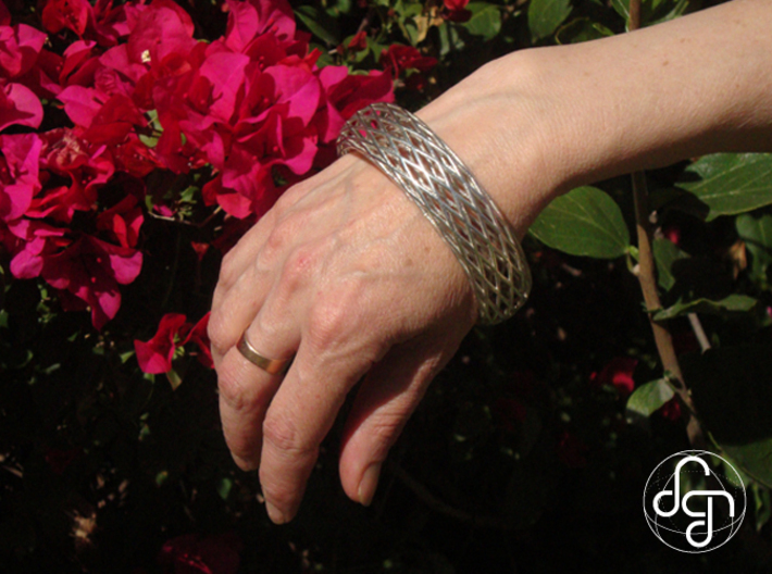 Toroidal Knot Bangle 3d printed Use [Polished Silver]