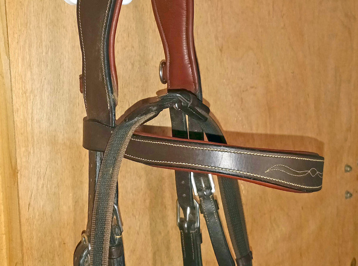 Bridle holder with the name of your horse 3d printed 