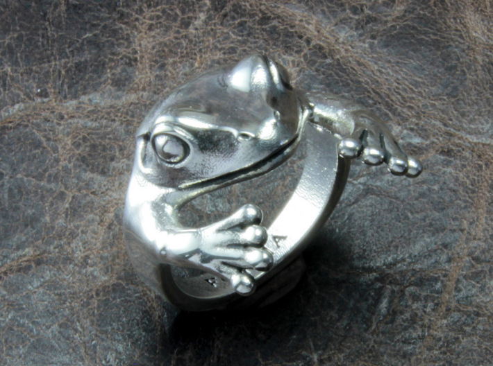 Frog Hug Ring 3d printed This material is Polished Silver , Patinated with bleach