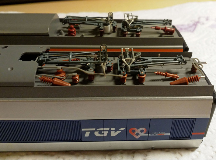 Distanzstück Stromabnehmer TGV Sud Est (hinten) 3d printed mounted on orange TGV