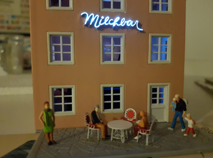H0-Milchbar-Stralsund 3d printed Anwendungsbeispiel: Straßenszene bei Abenddämmerung