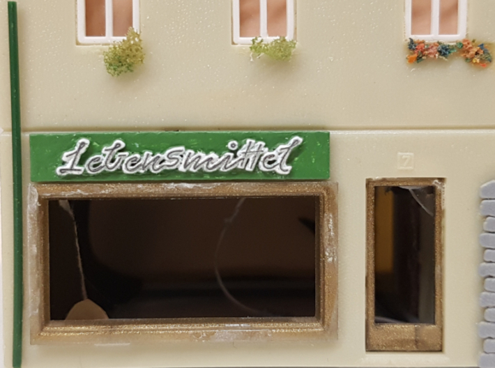 TT/H0 Leuchtreklamen 1:100 3d printed Anwendungsbeispiel: Lebensmittel-Leuchtreklame ausgeschalten