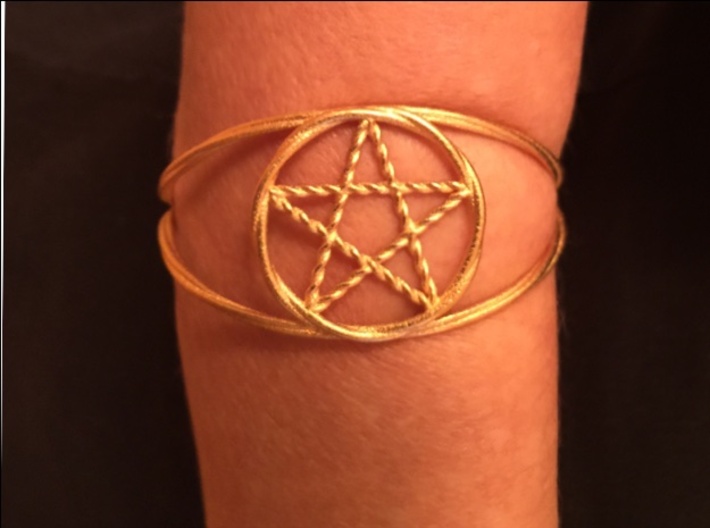 Woven Pentacle cuff/armband 3d printed How the woven pentacle armband looks. The material is polished gold steel. 